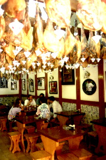 Typische jamoneria mit Schinken unter der Decke