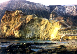 Schwefelfelsen an der Badebucht