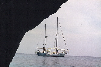 Vor Felsenh&ouml;hlen an der Steilk&uuml;ste von Zakynthos